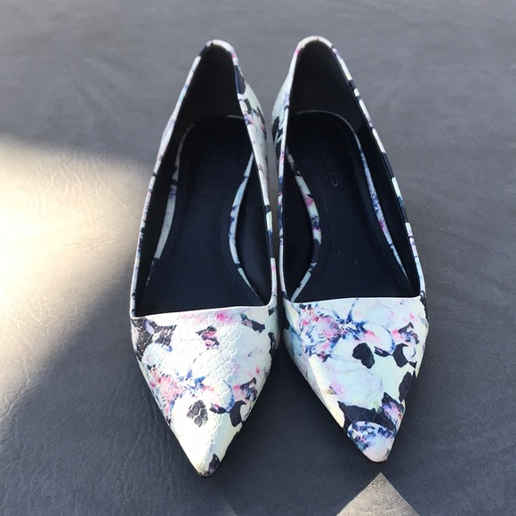 Charles David Shoes - Charles and David beautiful flowered pumps